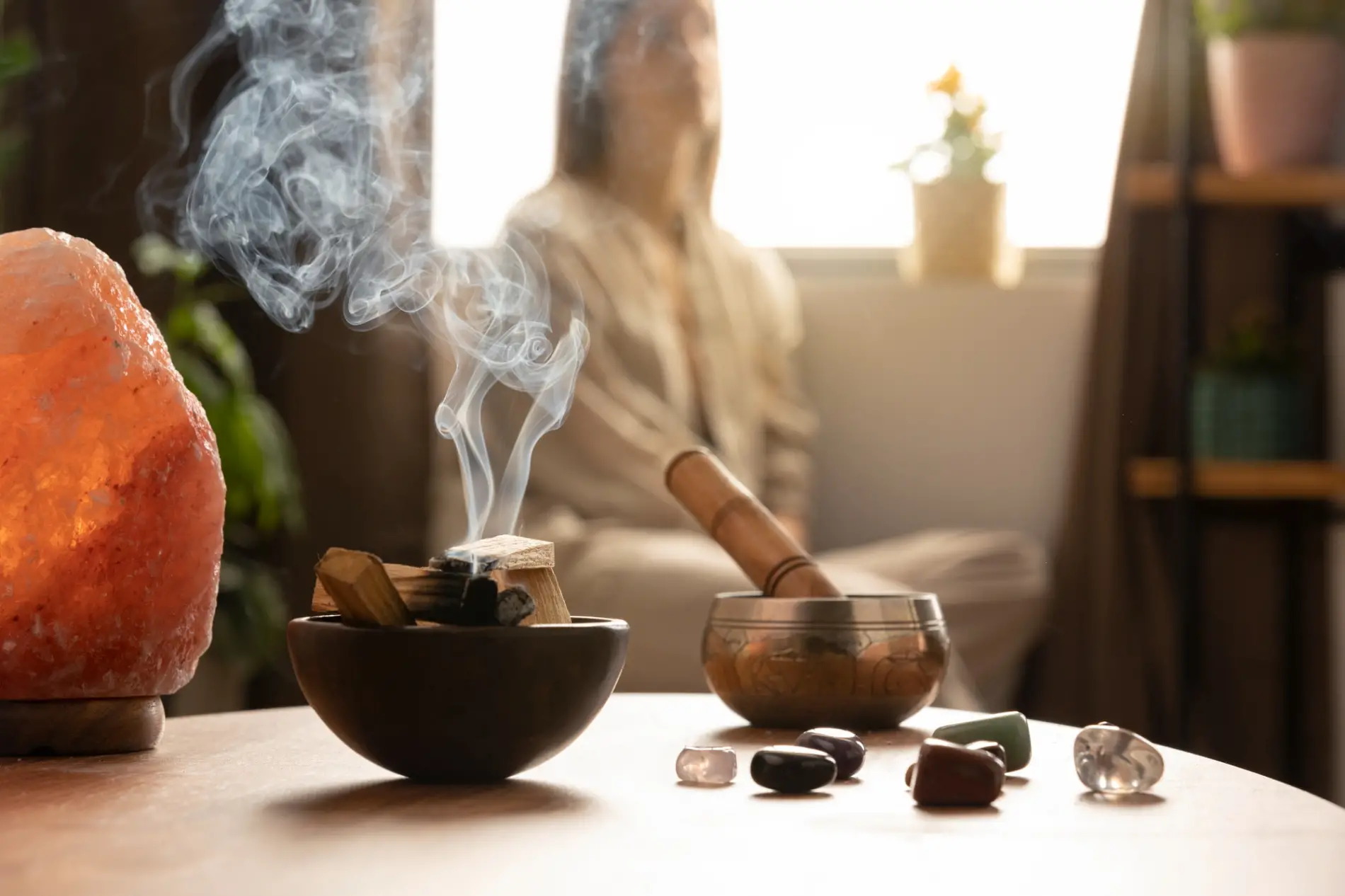 Purification d'une pierre d'obsidienne noire avec de la fumée d'encens sacré