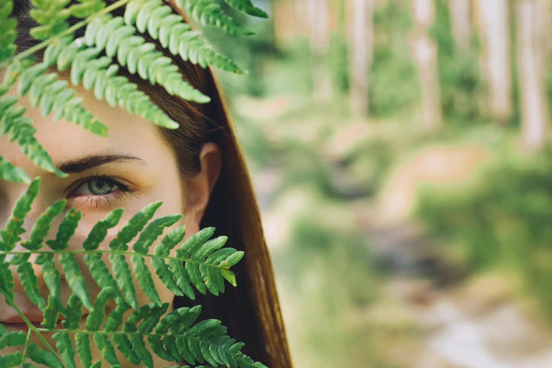 Femme honorant la nature pour une offrande à Pachamama